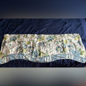 Pair of Waverly Traditions Navarra Farmhouse Scalloped Rod Pocket Valance.